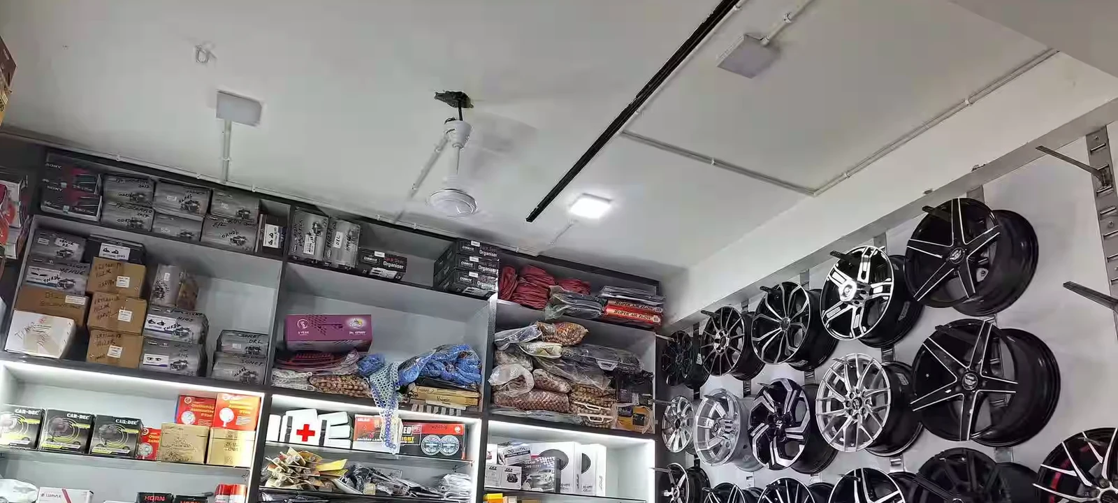Siliguri-te garir accessories ebong spare parts er dokan — Royal Auto Distributors